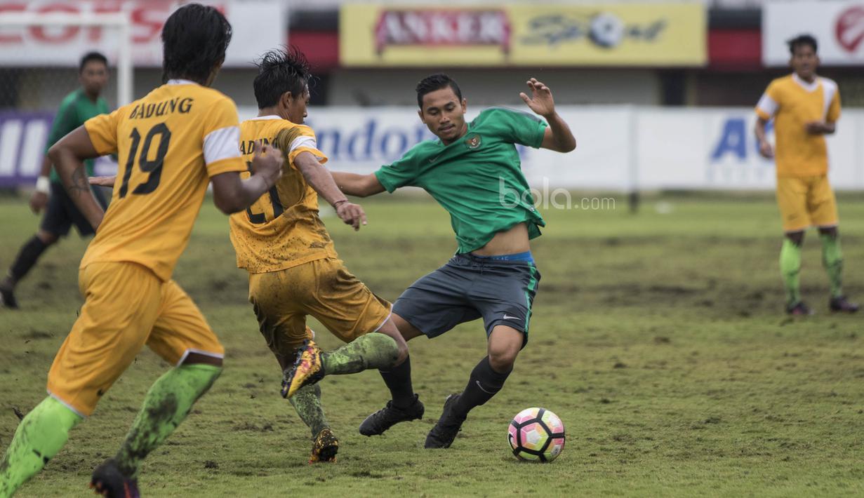 Bek Timnas Indonesia U-22, Ricky Fajrin, berebut bola dengan pemain PS Badung pada laga uji coba di Stadion Kapten I Wayan Dipta, Bali, Senin (10/7/2017). Timnas U-22 menang 6-1 atas PS Badung. (Bola.com/Vitalis Yogi Trisna)