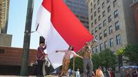Gempita HUT RI Ke-80 belum usai. Kali ini penyanyi Armaya Doremi dan kawan-kawan mengibarkan bendera Merah Putih di Boston City Hall, Amerika Serikat. (Foto: Dok. Istimewa)