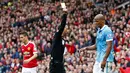 Ekspresi pemain Manchester City, Vincent Kompany, setelah mendapat kartu kuning dari wasit dalam lanjutan Liga Premier Inggris di Stadion Old Trafford, Inggris, Minggu (25/10/2015). (Reuters/Eddie Keogh)
