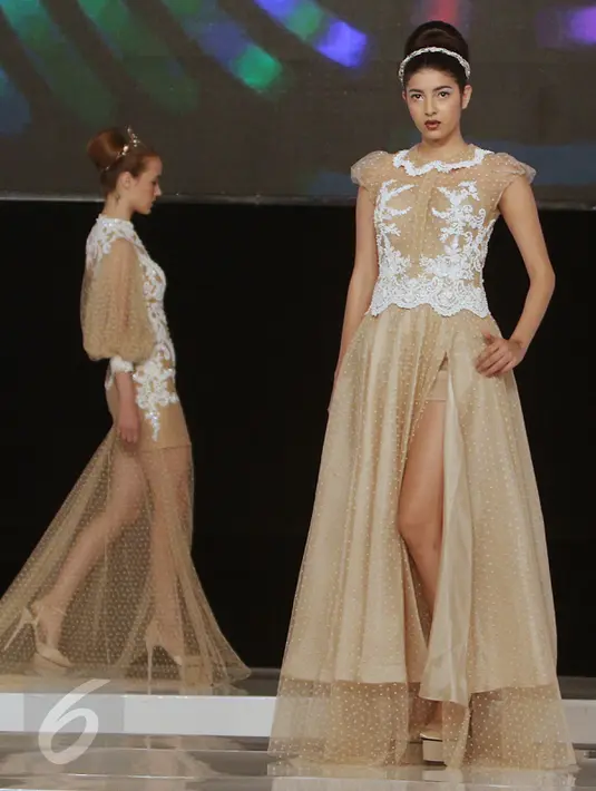 Model berjalan di atas catwalk membawakan busana Fetty Rusli dalam acara 'Infinite Wedding Moments' di kawasan Kuningan, Jakarta, Jumat (3/2). Peragaan tunggal  Fetty Rusli bertajuk Retromantic. (Liputan6.com/Herman Zakharia)