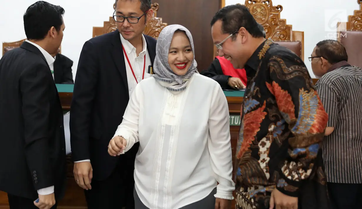 Perwakilan JPU usai sidang praperadilan yang dilayangkan pemilik kapal pesiar mewah Equanimity, Equanimity Cayman terhadap Bareskrim Polri di PN Jakarta Selatan, Senin (9/4). Pemohon menggugat keabsahan penyitaan kapal. (Liputan6.com/Immanuel Antonius)