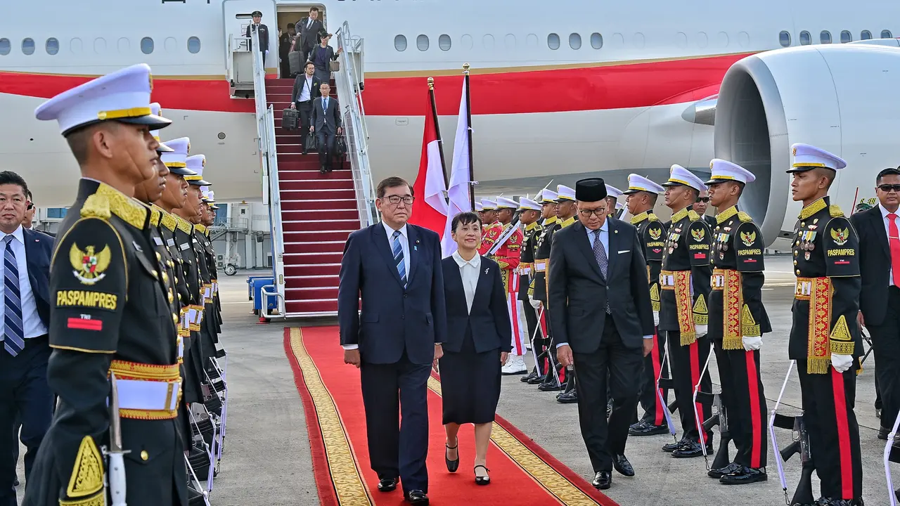 Perdana Menteri (PM) Jepang Shigeru Ishiba beserta Ibu Yoshiko Ishiba tiba di Indonesia, Jumat (10/1/2025). (Dok: Setpres)
