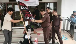 Warga Blora Jalan Mundur Kritik Pembangunan Sekolah Rakyat