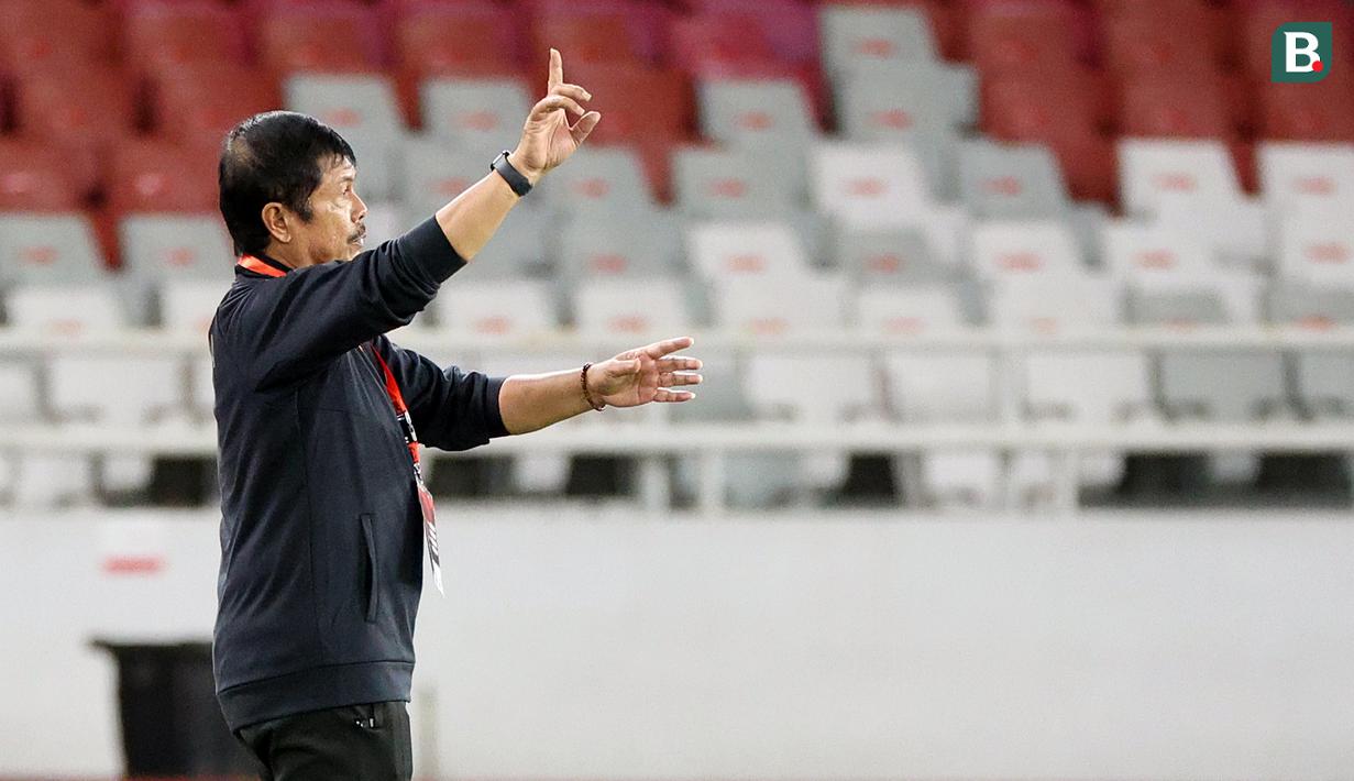 Pelatih Timnas Indonesia U-22, Indra Sjafri, memberikan instruksi kepada para pemain dari pinggir lapangan dalam pertandingan uji coba timnas Indonesia U-22 melawan Lebanon yang berlangsung di Stadion Utama Gelora Bung Karno (SUGBK), Jakarta, Jumat (14/4/2023). (Bola.com/Abdul Aziz)