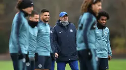 Pelatih Chelsea, Maurizio Sarri melihat pemainnya berlatih jelang menghadapi PAOK Thessaloniki di grup L Liga Europa di Pusat Pelatihan Cobham, Stoke D'Abernon (28/11). The Blues berada di posisi pertama di grup ini dengan poin 12. (AP Photo/John Walton)