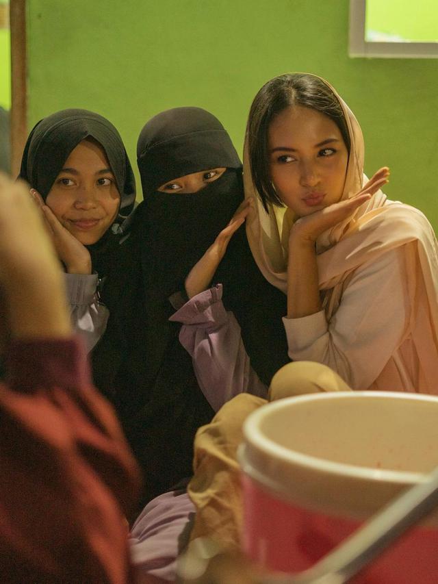 Aurelie Moeremans Kunjungi Pesantren