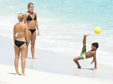 Cristiano Ronaldo Jr main sepak bola di pantai Bahama. (Splash News via Daily Mail)