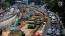 Kendaraan melintas di dekat proyek Underpass Mampang, Jakarta, Kamis (14/9). Pembangunan underpass ini diharapkan bisa mengurangi kemacetan terutama pada simpang Kuningan dan simpang Mampang Prapatan. (Liputan6.com/Faizal Fanani)
