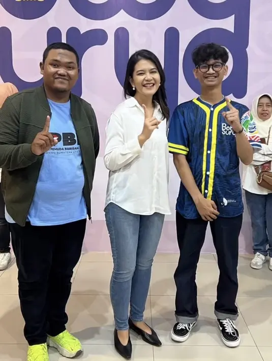 Melengkapi tampilannya dengan celana panjang denim skinny. Ia pun memadukannya mengenakan flat shoes hitam. [@hincaippandjaitanxiii]