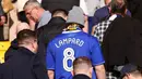 Seorang suporter Chelsea dengan jersey Frank Lampard meninggalkan stadion setelah berakhirnya laga pekan ke-30 Liga Inggris 2022/2023 antara Wolverhampton Wwanderers menghadapi Chelsea di Molineux Stadium, Wolverhampton, Sabtu (8/4/2023). (AFP/Darren Staples)