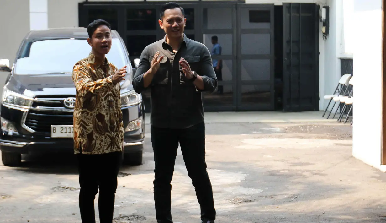 Gibran dan AHY terlihat melambaikan tangan kepada awak media usai bertemu. (Liputan6.com/Herman Zakharia)
