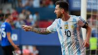 Penyerang Timnas Argentina, Lionel Messi berselebrasi setelah menjebol gawang Estonia pada laga uji coba Stadion El Sadar, Pamplona, Senin (6/6/2022) dini hari WIB. (AFP/Ander Gillenea)