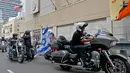 Anggota geng motor Samson Riders melintasi jalan menuju Kedubes AS yang baru di Yerusalem, (13/5). Geng motor Israel tersebut konvoi dari Tel Aviv ke Yerusalem untuk merayakan peresmian Kedutaan Besar AS baru di Yerusalem.  (AFP Photo/Jack Guez)