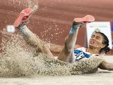 Pelompat jauh putri Indonesia, Maria Londa, saat beraksi pada Asian Games di SUGBK, Jakarta, Senin (27/8/2018). Hanya finis di peringkat kelima, Maria Londa gagal mempersembahkan medali. (Bola.com/Peksi Cahyo)