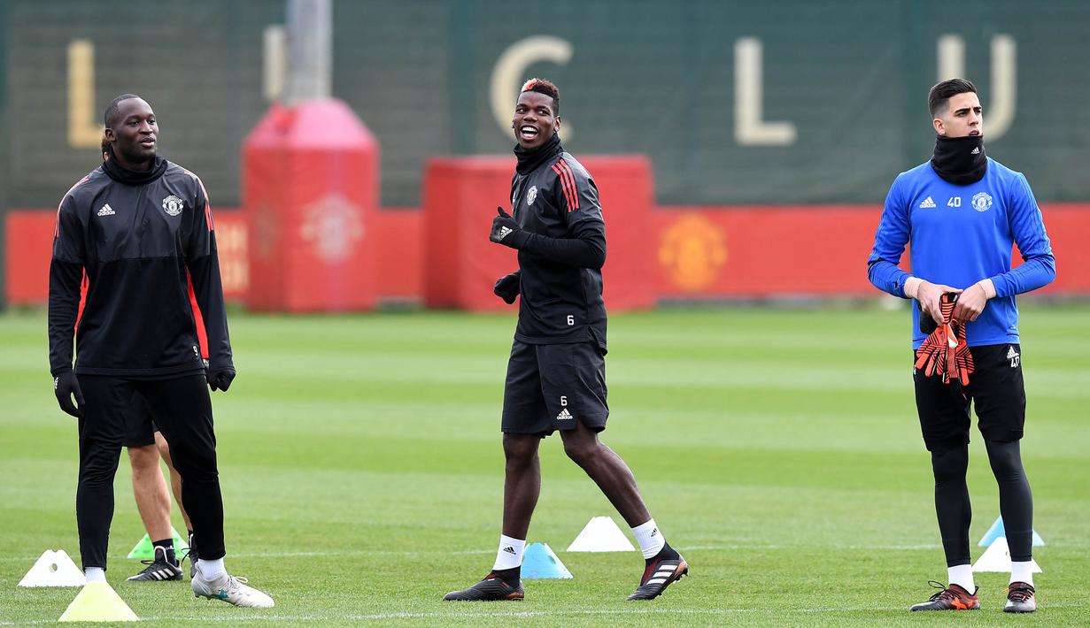Para pemain Manchester United tamoak rileks saat berlatih di kompleks latihan dekat Carrington, Manchester, Selasa (21/11/2017). MU akan melawan Basel pada lanjutan Liga Champions. (AFP/Paul Ellis)