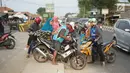 Sejumlah pengendara berusaha memutar balik dengan menerobos separator di Jalan Raya Pantura, Palimanan, Cirebon, Jawa Barat, Jumat (7/6/2019). Ditutupnya sejumlah jalur putar balik menyebabkan warga nekat menerobos separator untuk memersingkat waktu tempuh. (Liputan6.com/Immanuel Antonius)