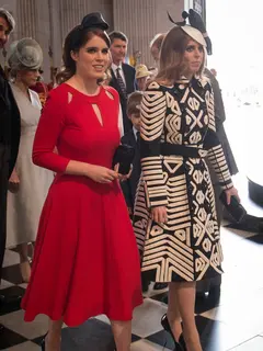 Putri Eugenie dan Putri Beatrice menghadiri pelayanan Thanksgiving di perayaan ulang tahun Ratu Elizabeth II ke-90 di St Paul's Cathedral, London, 10 Juni 2016. (STEFAN ROUSSEAU / POOL / AFP)