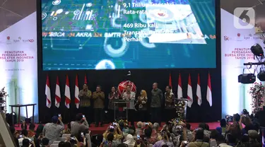 Menkeu Sri Mulyani (ketiga kiri) didampingi Mendag Agus Suparmanto (keempat kanan) saat penutupan perdagangan Pasar Modal Indonesia Tahun 2019 di BEI, Jakarta, Senin (30/12/2019). Perdagangan ditutup dengan menekan tombol layar sentuh setelah hitung mundur bersama. (Liputan6.com/Angga Yuniar)