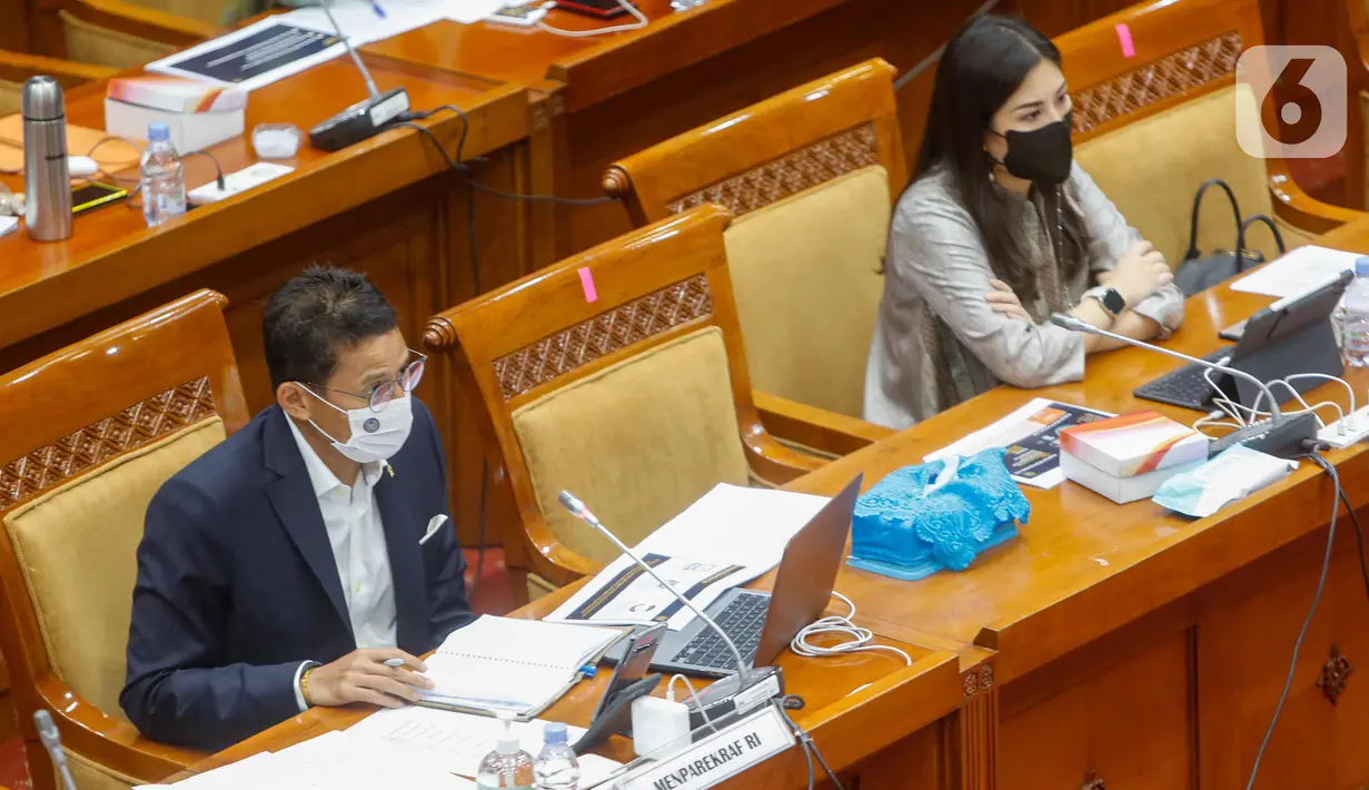Menparekraf Sandiaga Salahuddin Uno (kiri) dan Wakil Menteri Angela Tanoesoedibjo saat rapat kerja dengan Komisi X DPR membahas dampak pemotongan anggaran APBN TA 2021 serta isu-isu strategis parekraf di Kompleks Parlemen, Senayan, Jakarta, Kamis (25/3/2021). (Liputan6.com/Angga Yuniar)