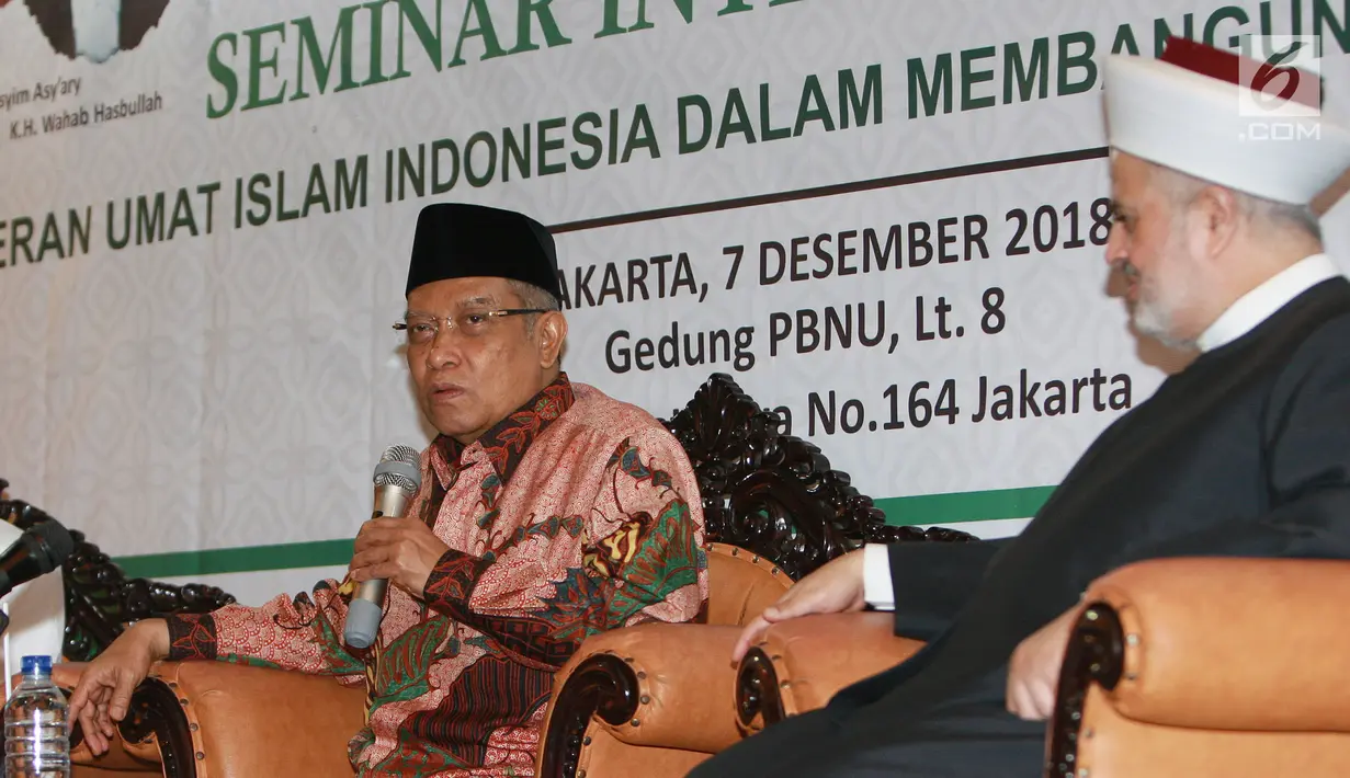 Ketum PBNU KH Said Aqil Siradj (kiri) dan Ketua Jabhat Al A'mal Islami Lebanon Syekh Zuhair Juaid memberi paparan dalam seminar di Jakarta, Jumat (7/12). Seminar bertema 'Peran Umat Islam Dalam Membangun Peradaban Dunia'. (Liputan6.com/Herman Zakharia)