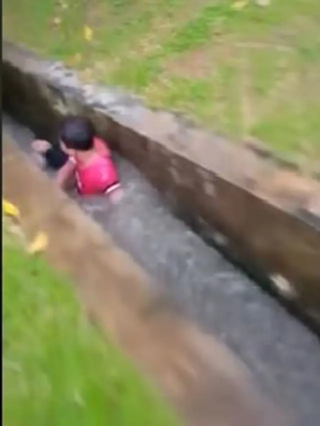 Viral, Video Bocah Bermain Air di Selokan Ini Bikin Geleng Kepala