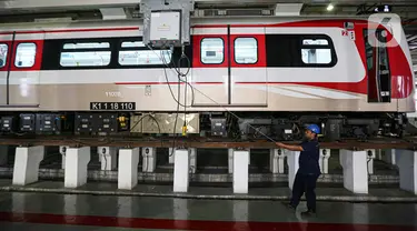 Mekanik melakukan proses perawatan ringan rangkaian kereta di Depo LRT Jakarta, Pegangsaan Dua, Jakarta, Selasa (17/3/2023). Pemeriksaan dan perawatan ringan rangkaian kereta LRT Jakarta tersebut dilakukan secara berkala setiap tujuh hari dan empat bulan serta perawatan berat setiap empat tahun sekali guna memberikan keamanan dan kenyamanan bagi penumpang. (Liputan6.com/Faizal Fanani)
