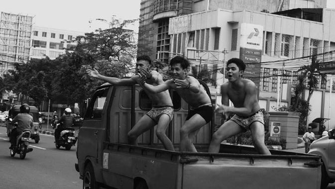 Aliando Syarief bersama Adipati Dolken, dan Jefri Nichol tampil hanya pakai boxer di jalan raya (Foto: Instagram)