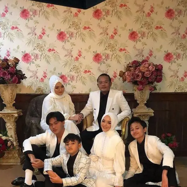 6 Potret Keluarga Sule Pakai Baju Warna Sama, Kompak dan Seru