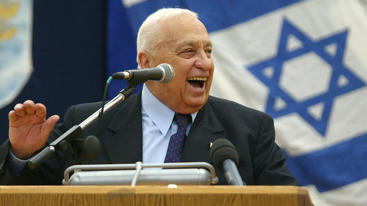 Perdana Menteri Israel Ariel Sharon memberikan pidato pada hari pembukaan tahun ajaran baru di pemukiman Maale Adumim di Tepi Barat, 1 September 2004. (AFP/Arsip)