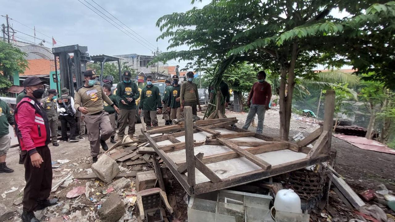 Penertiban bangunan liar di Kali Tebu Surabaya. (Dian Kurniawan/Liputan6.com)