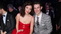 Lorde menggunakan bunga mawar putih versinya sendiri di Grammy Awards 2018 (instagram/justjared)