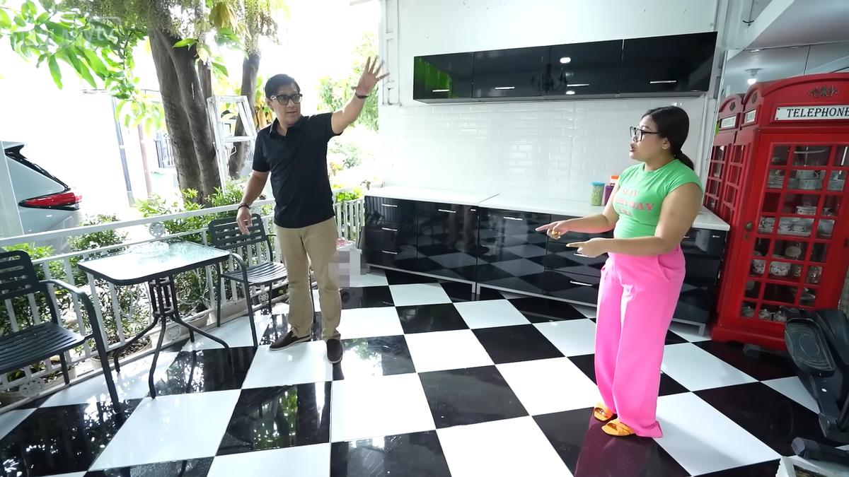 7 Potret Dapur Bersih Boiyen di Teras Depan Rumah, Nyaman untuk Menyambut Tamu