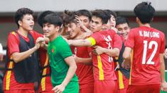 Para pemain Vietnam U-19&nbsp;merayakan&nbsp;gol yang dicetak oleh Nguyen Quoc Viet ke gawang Thailand U-19 pada laga perebutan tempat ketiga Piala AFF U-19 2022 di Stadion Patriot Chandrabhaga, Bekasi, Jumat (15/7/2022). (Bola.com/Bagaskara Lazuardi)