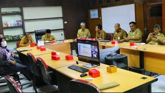 Pj Bupati Kudus Hasan Chabibie bersama TPID rakor rutin virtual pengendalian inflasi bersama Mendagri. (Liputan6.com/Arief Pramono)