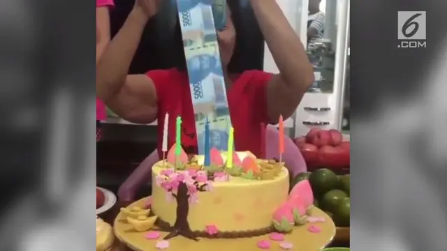 Di hari ulang tahunnya yang ke 71 tahun, seorang ibu asal Pontianak mendapat kejutan spesial dari sang putri tercinta. Rupanya di dalam kue ulang tahun untuk sang ibunda terselip sejumlah uang.