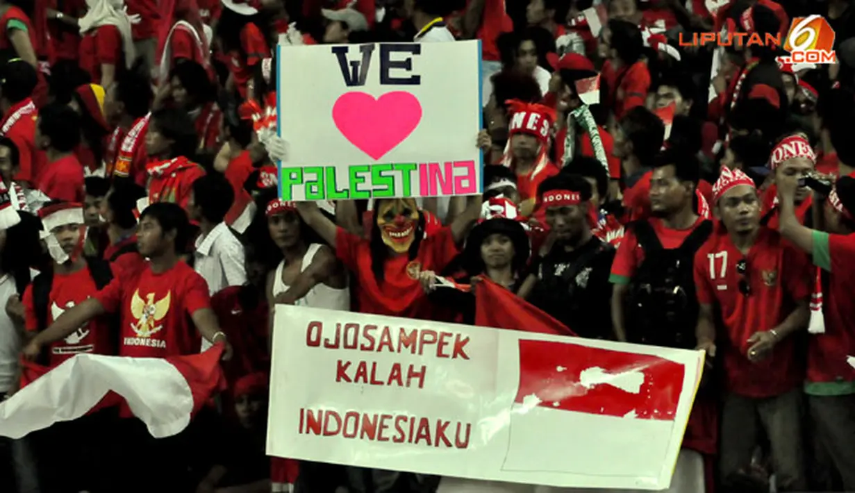 Suporter Laga Pertandingan Piala AFF Suzuki 2012 antara Malaysia vs Indonesia di Stadion Bukit Jalil, Kuala Lumpur, Malaysia, pada 1 November 2012.