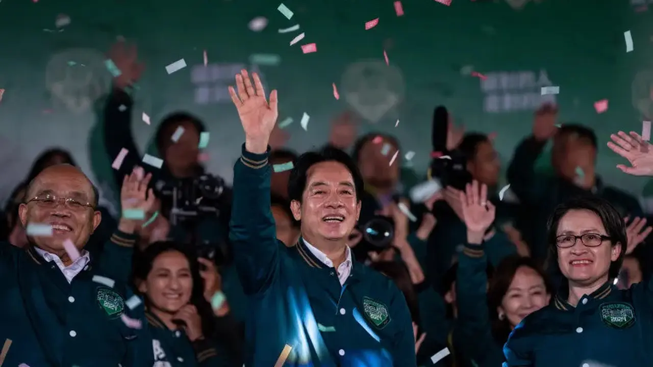 Presiden terpilih Taiwan, William Lai (tengah). (AP/Louise Delmotte)