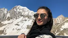 Tak hanya dikenal sebagai aktris, Raline Shah juga seorang model. Tak hern ajika dirinya selalu tampil cantik dengan busana apapun terlebih lagi saat menggunakan kacamata. (Liputan6.com/IG/@ralineshah)