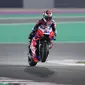 Pembalap Pramac Racing, Jorge Martin, membuat kejutan menjadi peraih pole position pada balapan pembuka musim MotoGP Qatar 2022. (AFP/Karim Jaafar)