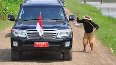 Presiden Joko Widodo menyapa seorang warga saat kunjungan ke Subang, Jabar, Jumat (26/12). (ANTARA FOTO/Agus Suparto)