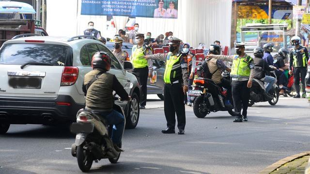 Polantas menghentikan kendaraan saat Operasi Gabungan Tertib Administrasi Kendaraan Bermotor (KBM) Kendaraan Tidak Mendaftar Ulang (KTMDU) 2022 di Jembatan Panus, Depok. Begini cara cek pajak kendaraan (merdeka.com/Arie Basuki)