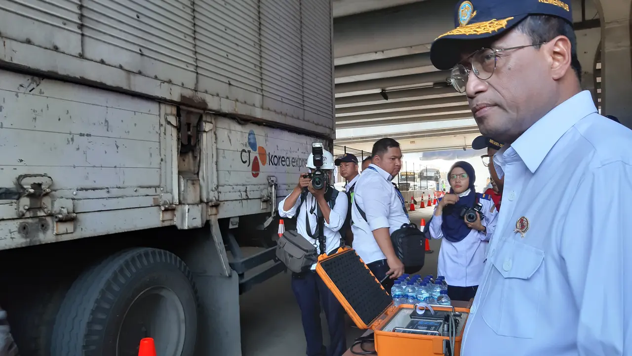 Menteri Perhubungan (Menhub) Budi Karya Sumadi memantau langsung razia truk nakal yang masih kelebihan muatan di Cikampek. Liputan6.com/Tommy Kurnia