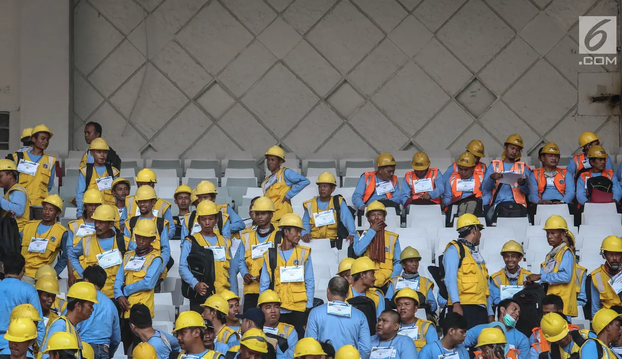Acara sertifikasi massal tenaga kerja konstruksi terampil tahap III di Gelora Bung Karno, Jakarta, Rabu (18/10). Sertifikasi juga dilakukan serentak di Banda Aceh, Palembang, Surabaya, Banjarmasin, Makassar dan Jayapura. (Liputan6.com/Faizal Fanani)