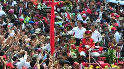 Mereka semua meneriakkan nama Jokowi. ingin bersalaman dan mengambil foto Jokowi, Jakarta, Senin (20/10/2014) (Liputan6.com/Johan Tallo)