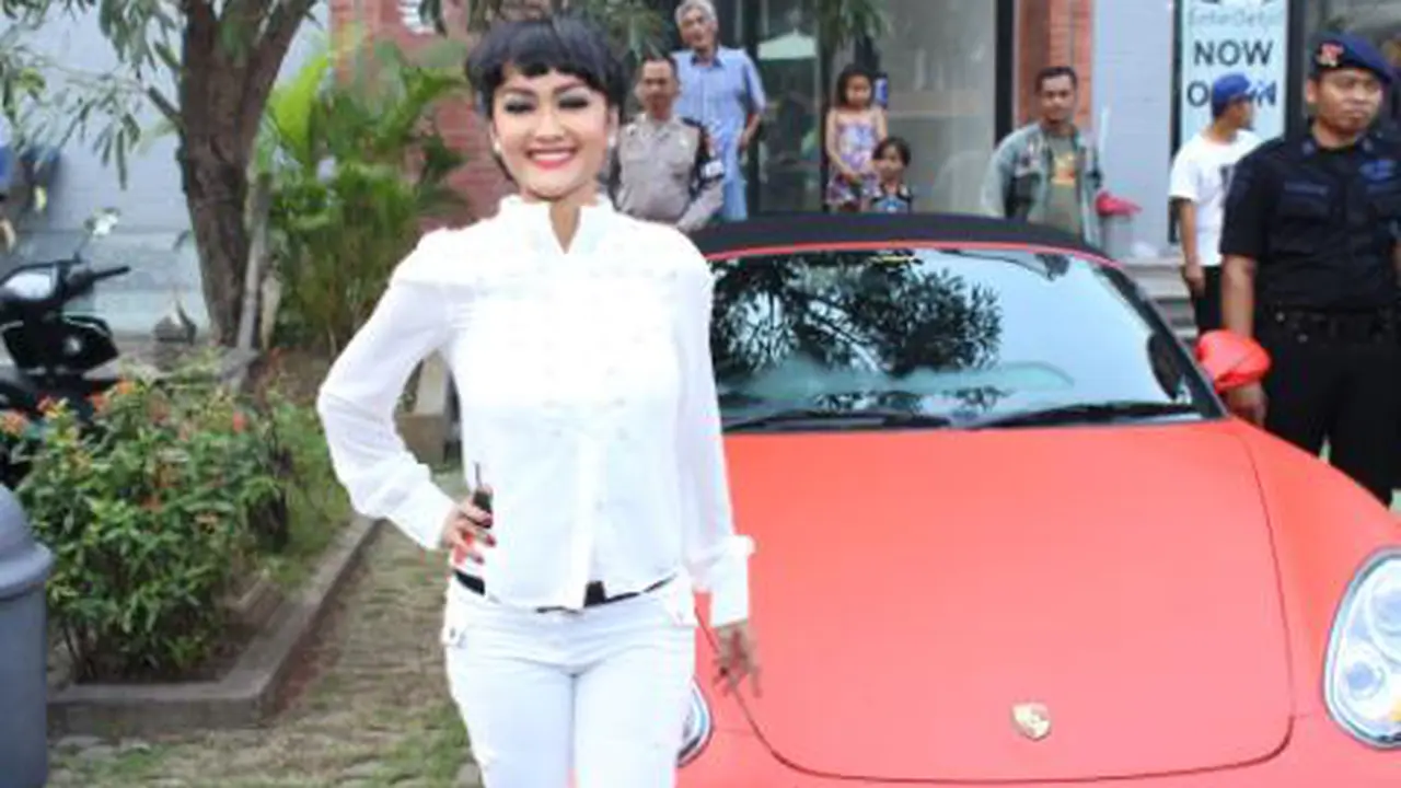 Julia Perez Bingung Jawab Hubungannya dengan Gaston