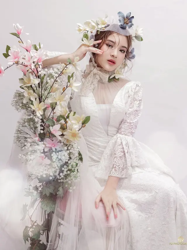 6 Gaya Pemotretan Tiara Idol, Serba Putih Cantik Bak Putri Kerajaan