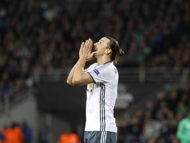 Sejak menit awal Manchester United terus melakukan teror di area pertahanan Saint-Etienne lewat Zlatan Ibrahimovic pada leg kedua babak 32 besar Liga Europa di Geoffroy Guichard stadium, Saint-Etienne, (22/2/2017).  MU menang 1-0. (AP/Laurent Cipriani)