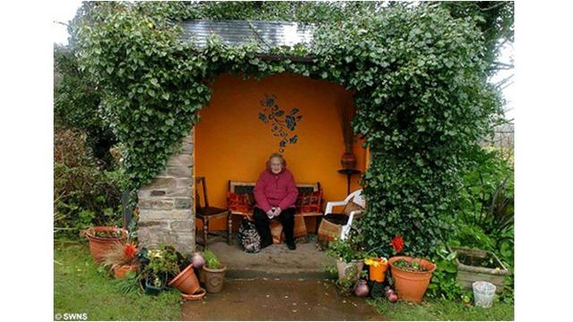 6 Potret Desain Perkotaan yang Bikin Orang Betah Menunggu Bus di Halte