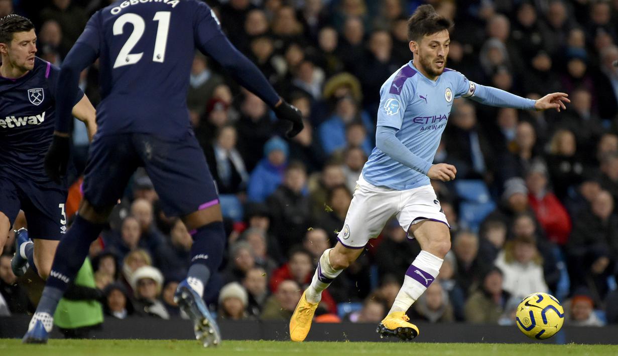 Gelandang Manchester City, David Silvamenggiring bola saat bertanding melawan West Ham pada pertandingan lanjutan Liga Inggris di stadion Etihad di Manchester, Inggris, Rabu (19/2/2020). City menang atas West Ham 2-0. (AP Photo/Rui Vieira)