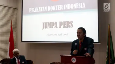Ketua PB Ikatan Dokter Indonesia (IDI) Ilham Oetama Marsis meyampaikan keterangan pers di kantor IDI, Jakarta, Senin (9/4). Dalam kesempatan itu IDI menjelaskan tentang pemberitaan mengenai dokter Terawan. (Liputan6.com/JohanTallo)